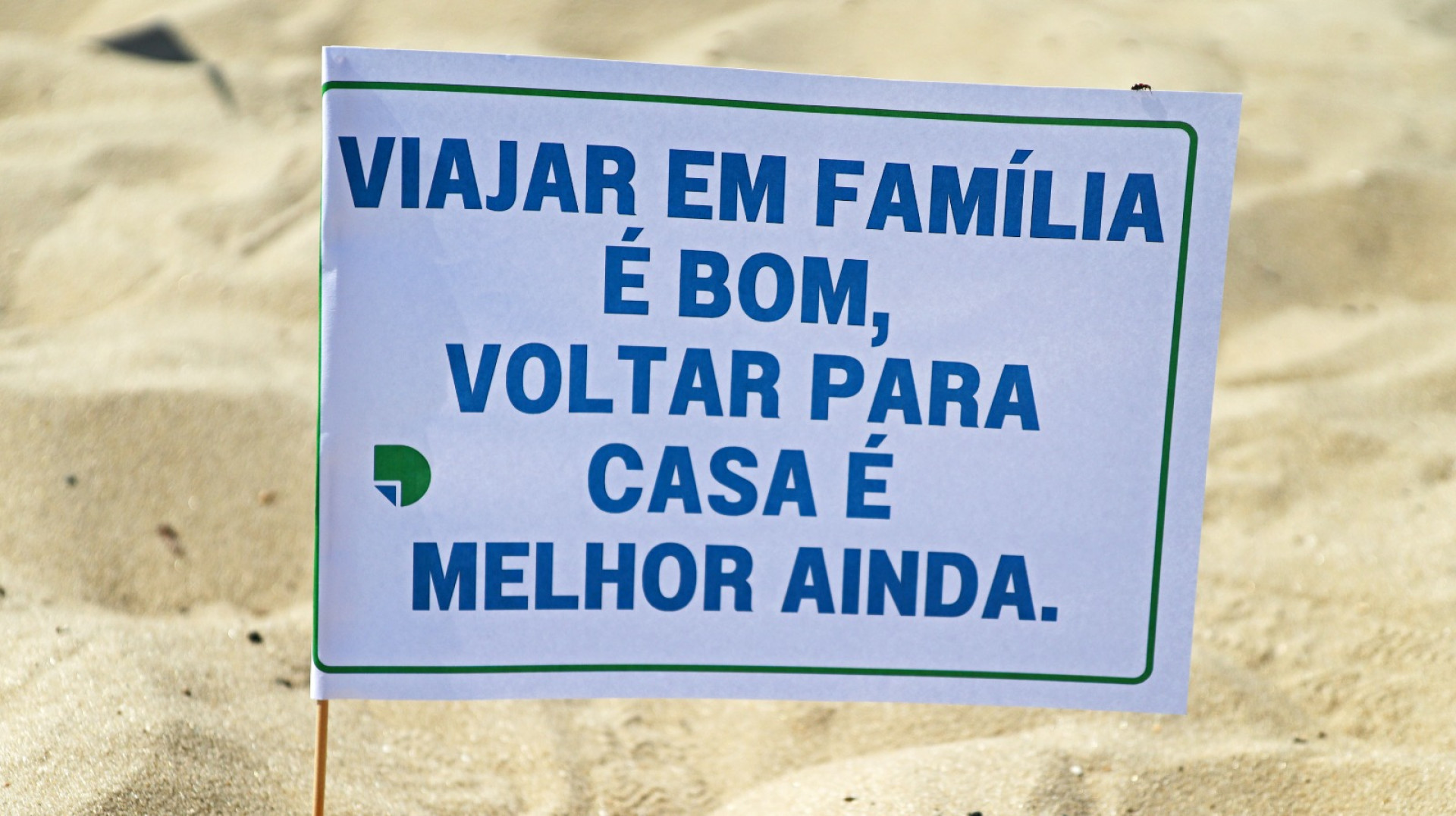 Bandeirinhas são fincadas na Praia de Copacabana em homenagem às vítimas de acidentes de trânsito
 - Divulgação