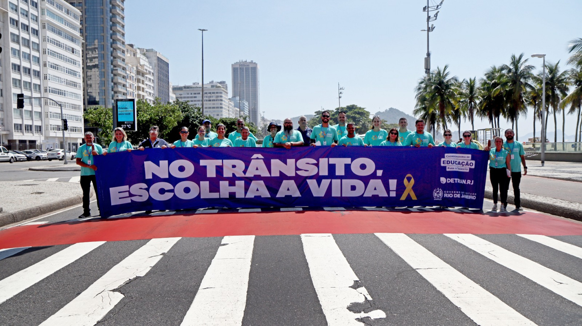 Bandeirinhas são fincadas na Praia de Copacabana em homenagem às vítimas de acidentes de trânsito
 - Divulgação