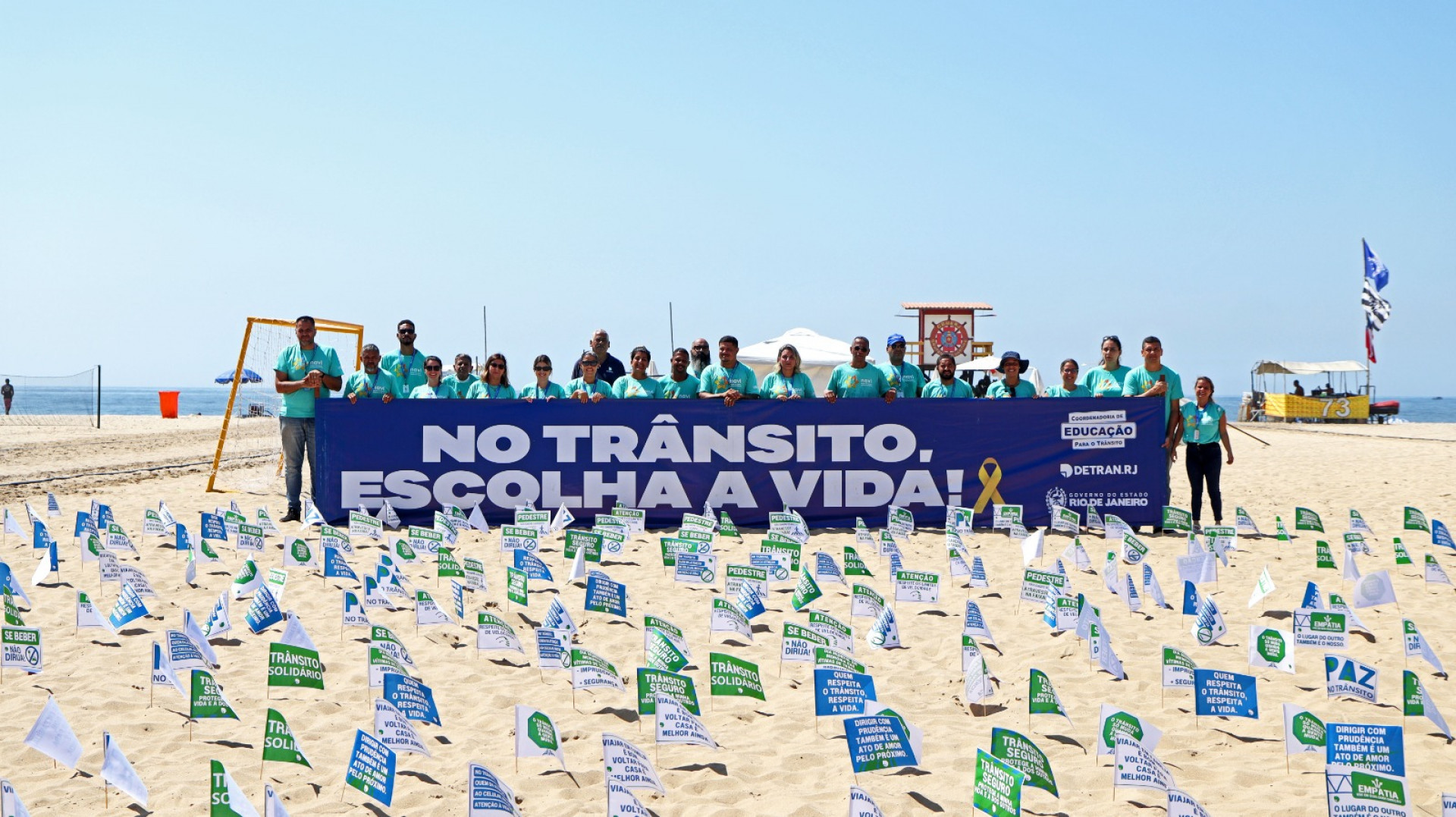 Bandeirinhas são fincadas na Praia de Copacabana em homenagem às vítimas de acidentes de trânsito
 - Divulgação
