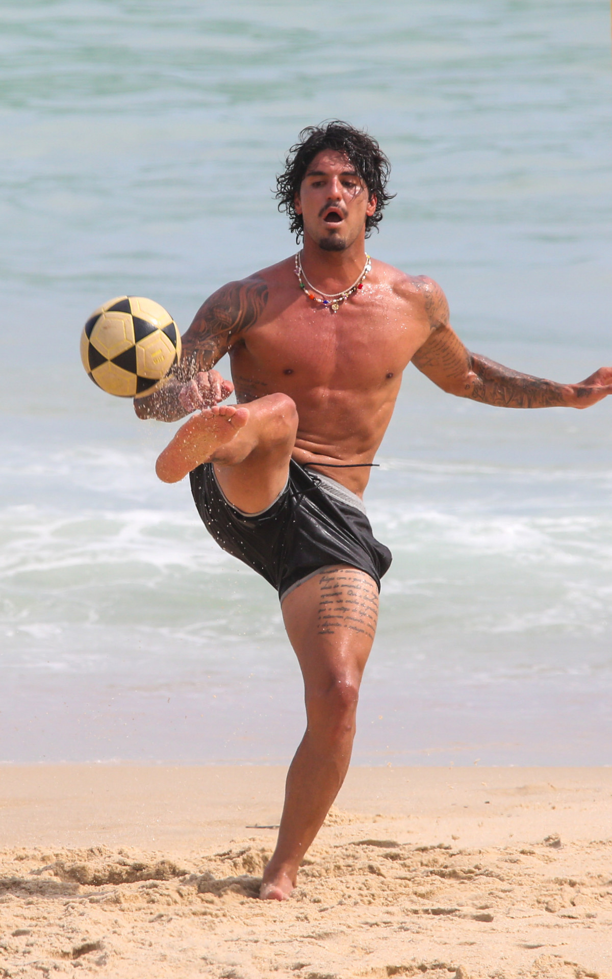 Gabriel Medina mostrou disposição em partida de altinha com amigos, na Praia de São Conrado