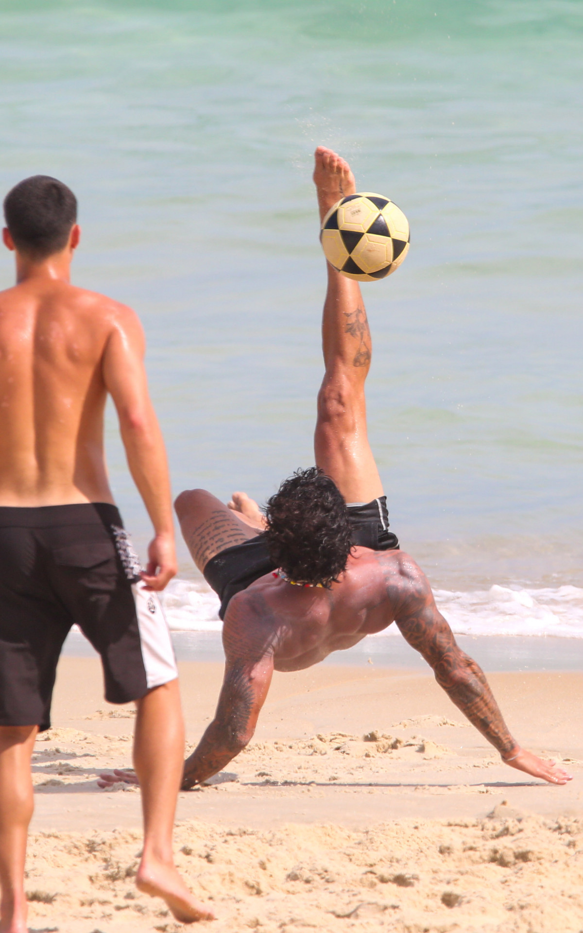 Gabriel Medina mostrou disposição em partida de altinha com amigos, na Praia de São Conrado