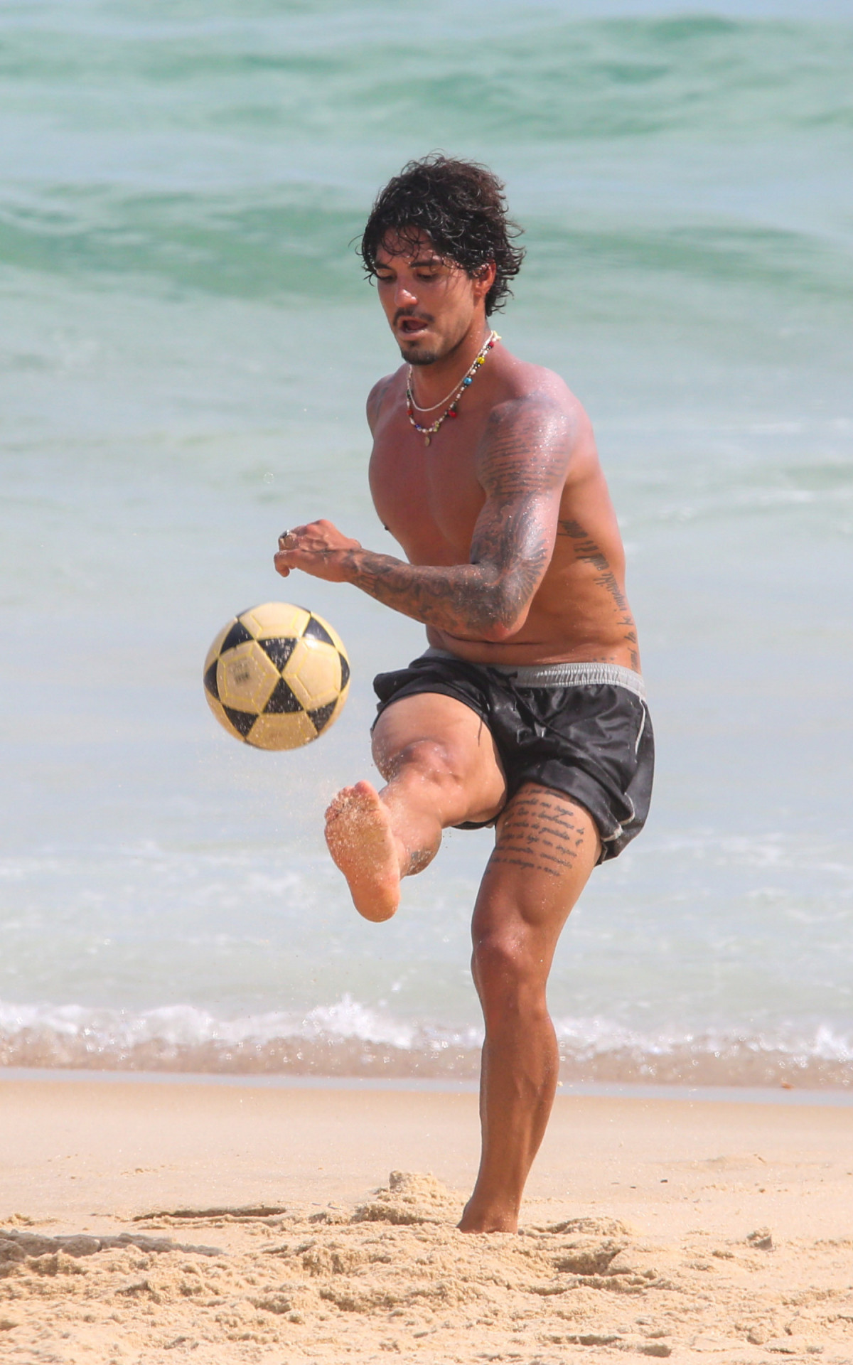 Gabriel Medina mostrou disposição em partida de altinha com amigos, na Praia de São Conrado