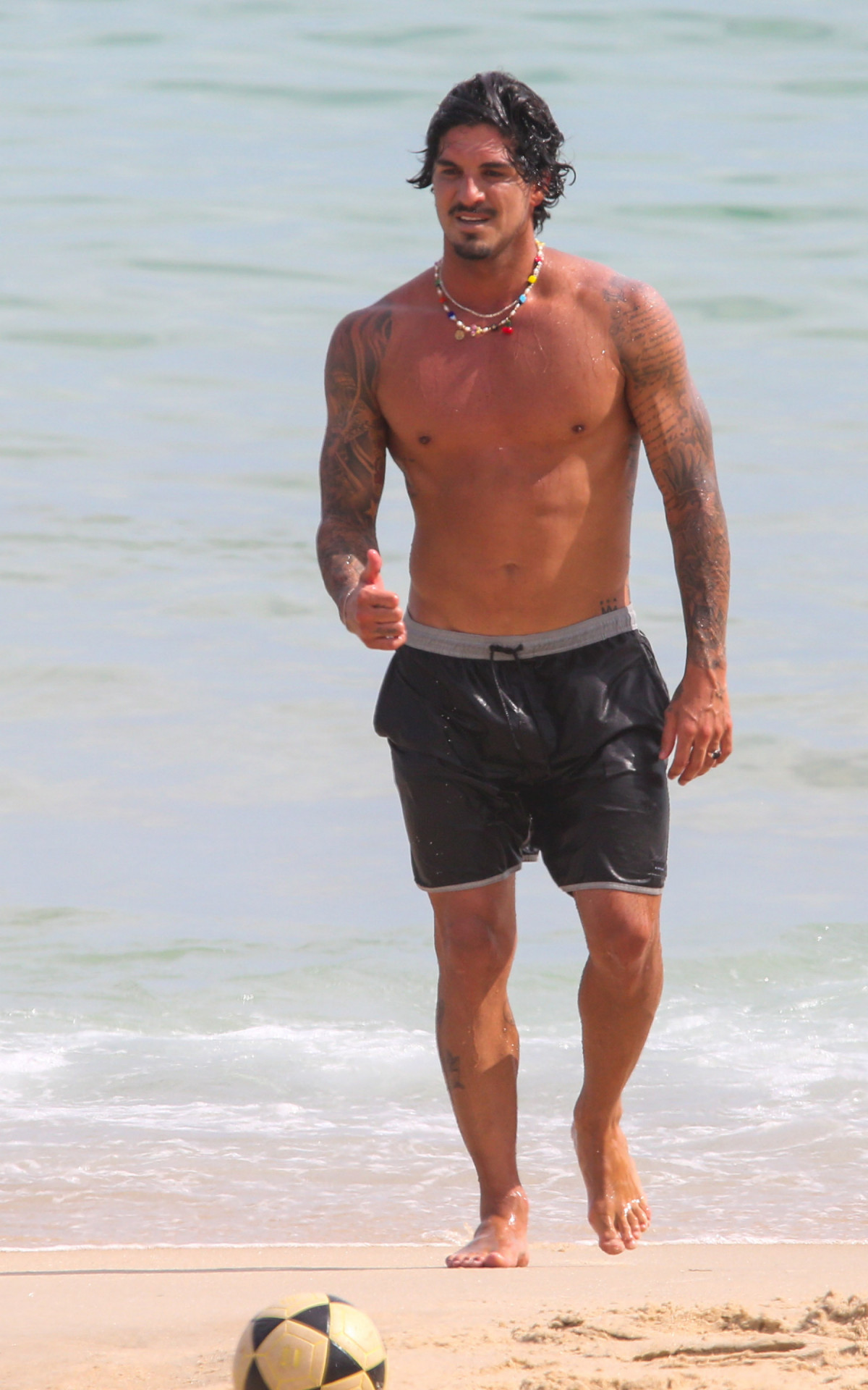 Gabriel Medina foi visto jogando altinha, na Praia de São Conrado, nesta quinta-feira