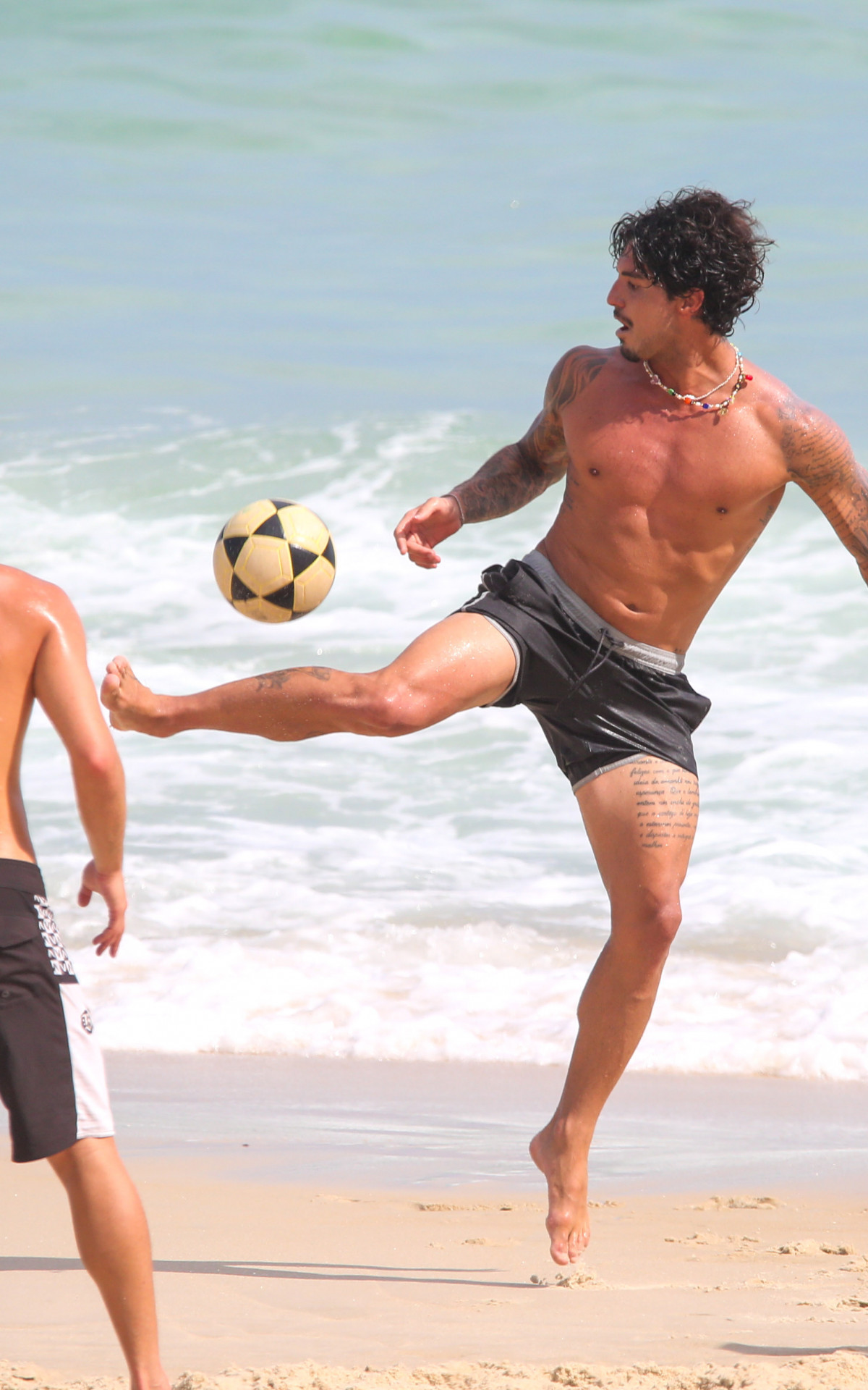 Gabriel Medina mostrou disposição em partida de altinha com amigos, na Praia de São Conrado