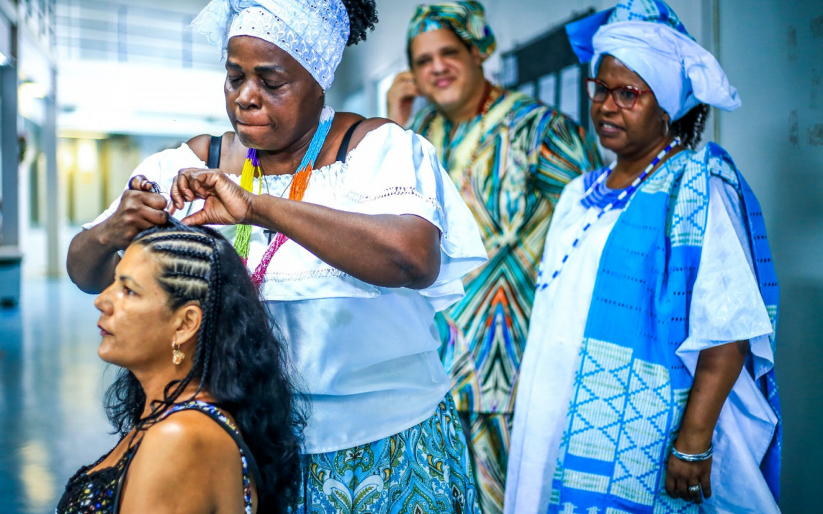 Durante o evento, uma oficina de tranças mostrou um pouco das tradições africanas