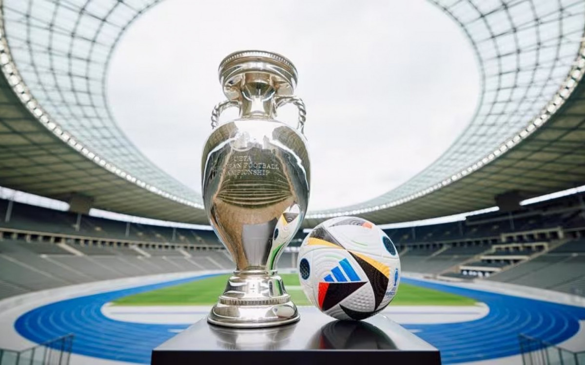 Troféu e bola oficial da Euro-2024