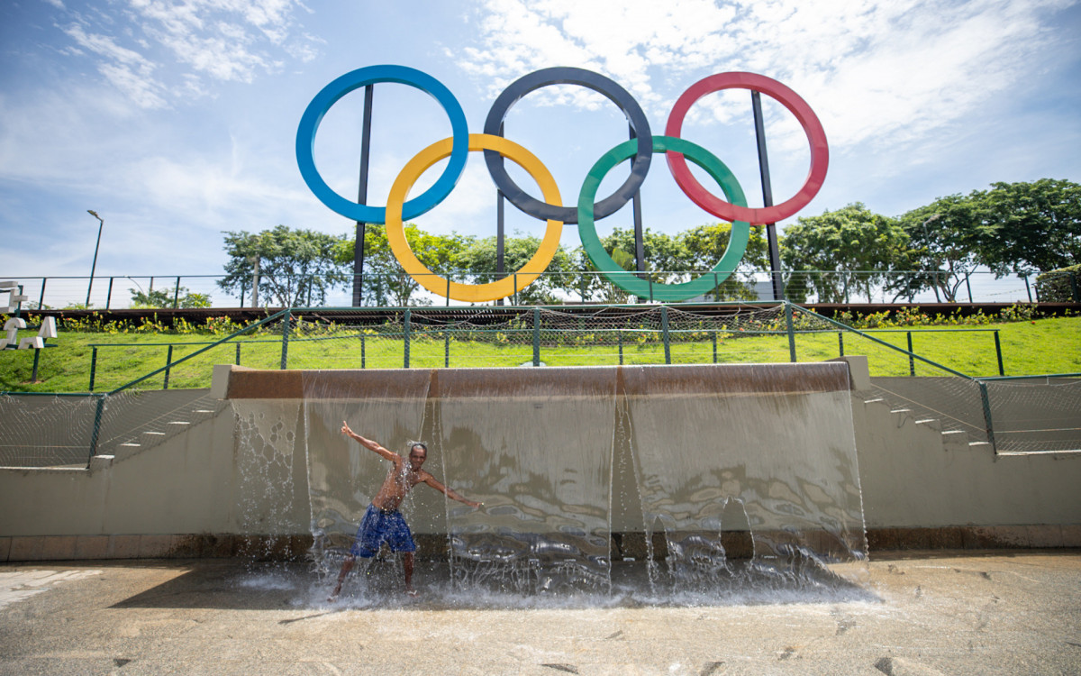 Chafariz no Parque Madureira virou ponto para pessoas se refrescarem nesta quinta-feira (23)