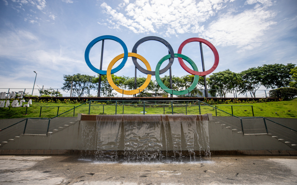 Chafariz no Parque Madureira virou ponto para pessoas se refrescarem nesta quinta-feira (23)