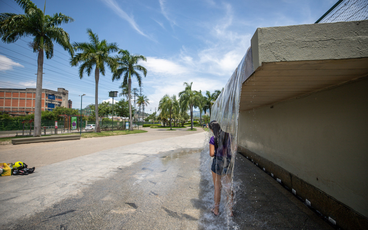 Chafariz no Parque Madureira virou ponto para pessoas se refrescarem nesta quinta-feira (23)