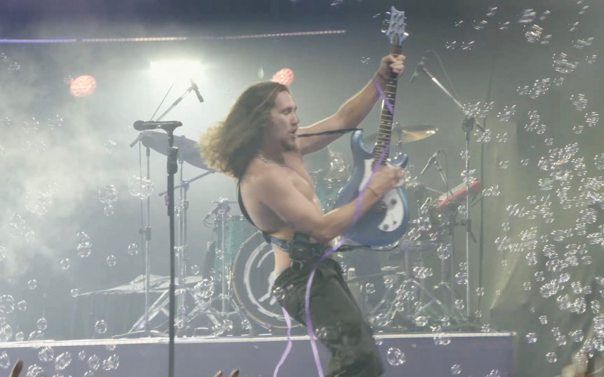 Artista convidou nomes de peso em novo trabalho