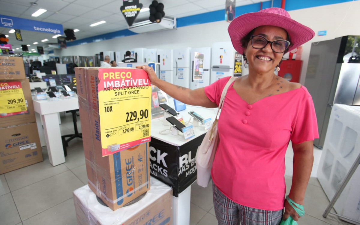 Ex-moradora de Teresópolis, Marileide Copque busca um ar-condicionado para amenizar o calor