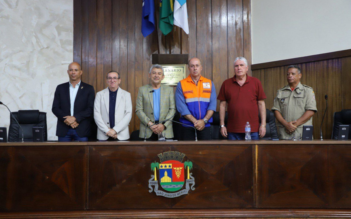 Da esquerda para a direita: deputado estadual Valdecy da Sa&uacute;de, presidente da C&acirc;mara de Vereadores Miltinho, prefeito Dr. Jo&atilde;o, subsecret&aacute;rio de Defesa Civil Evalder Perini, secret&aacute;rio de Ordem P&uacute;blica, Defesa Civil e Tr&acirc;nsito Coronel D\'Ambrosio e o subcomandante do Corpo de Bombeiros de S&atilde;o Jo&atilde;o de Meriti Muniz