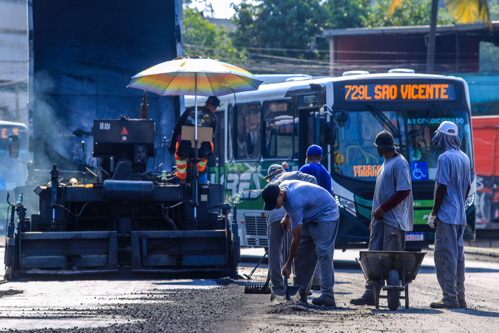 De acordo com o projeto, diversos trechos dos 12 quil&ocirc;metros de via est&atilde;o recebendo a massa asf&aacute;ltica, ap&oacute;s o servi&ccedil;o de fresagem - Rafael Barreto