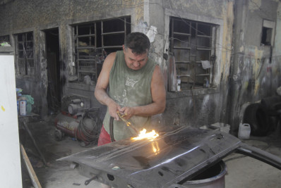 Trabalhadores enfrentam rotina sob calor intenso