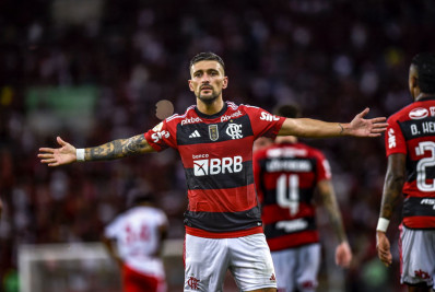 Arrascaeta faz golaço, Flamengo vence o Bragantino e encosta na liderança do Brasileirão