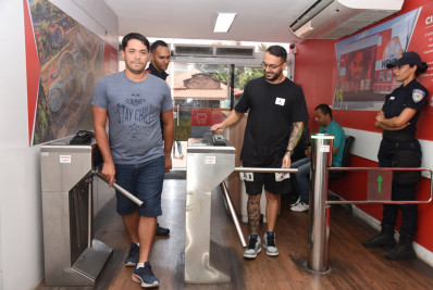 Prefeitura de Maricá autoriza uso de bermudas por servidores do município por conta do calor