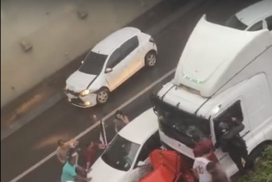 Vídeo: caminhão bate em três carros na Via Dutra e causa grave acidente
