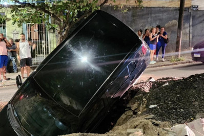 Carro cai em buraco de obra da prefeitura na Zona Norte