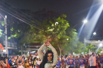 Juliana Souza samba muito em ensaio de rua da União da Ilha 