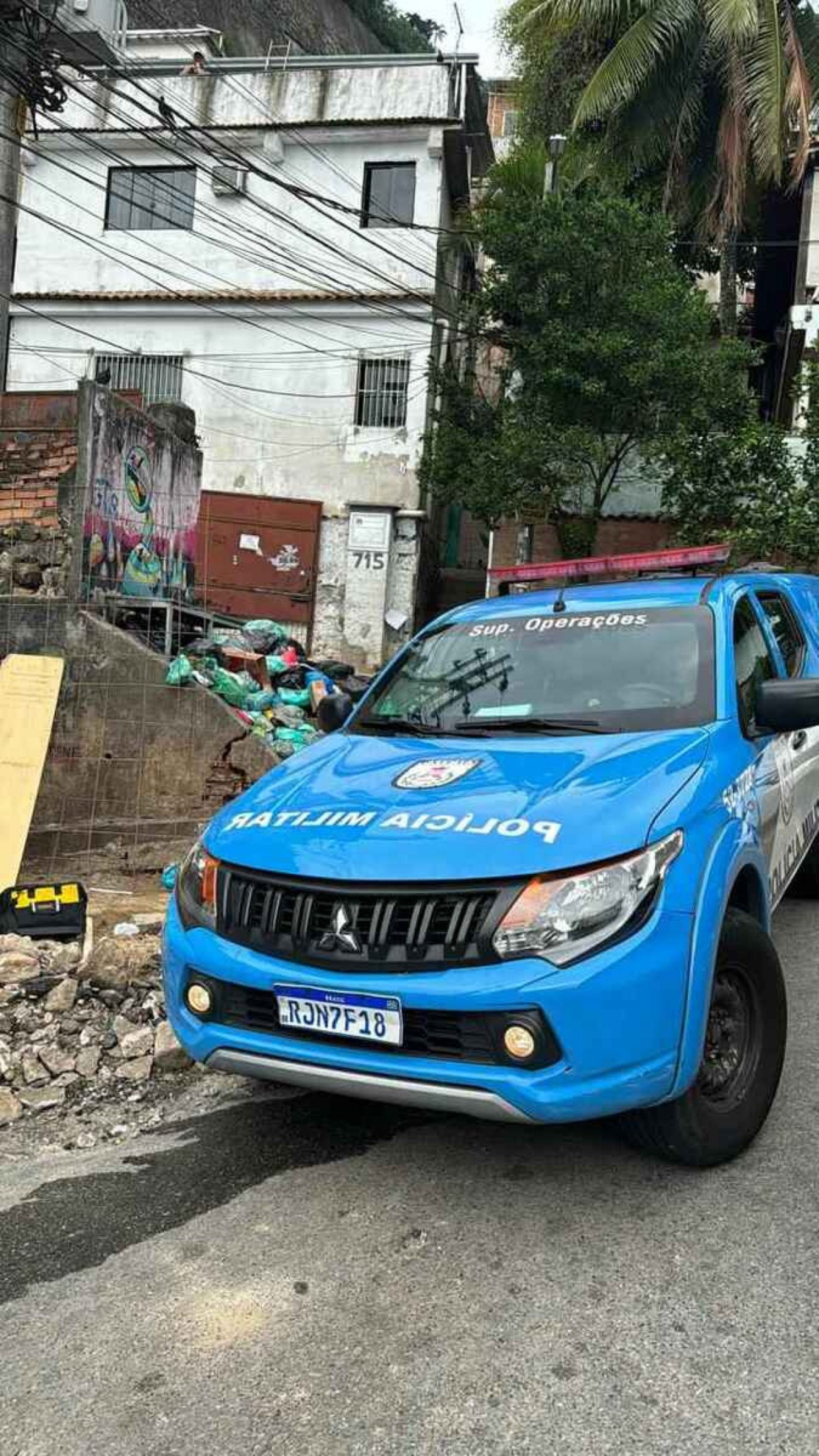 Polícia Militar recupera carro e itens de luxo no Morro do Santo Amaro, na Zona Sul do Rio - Reprodução