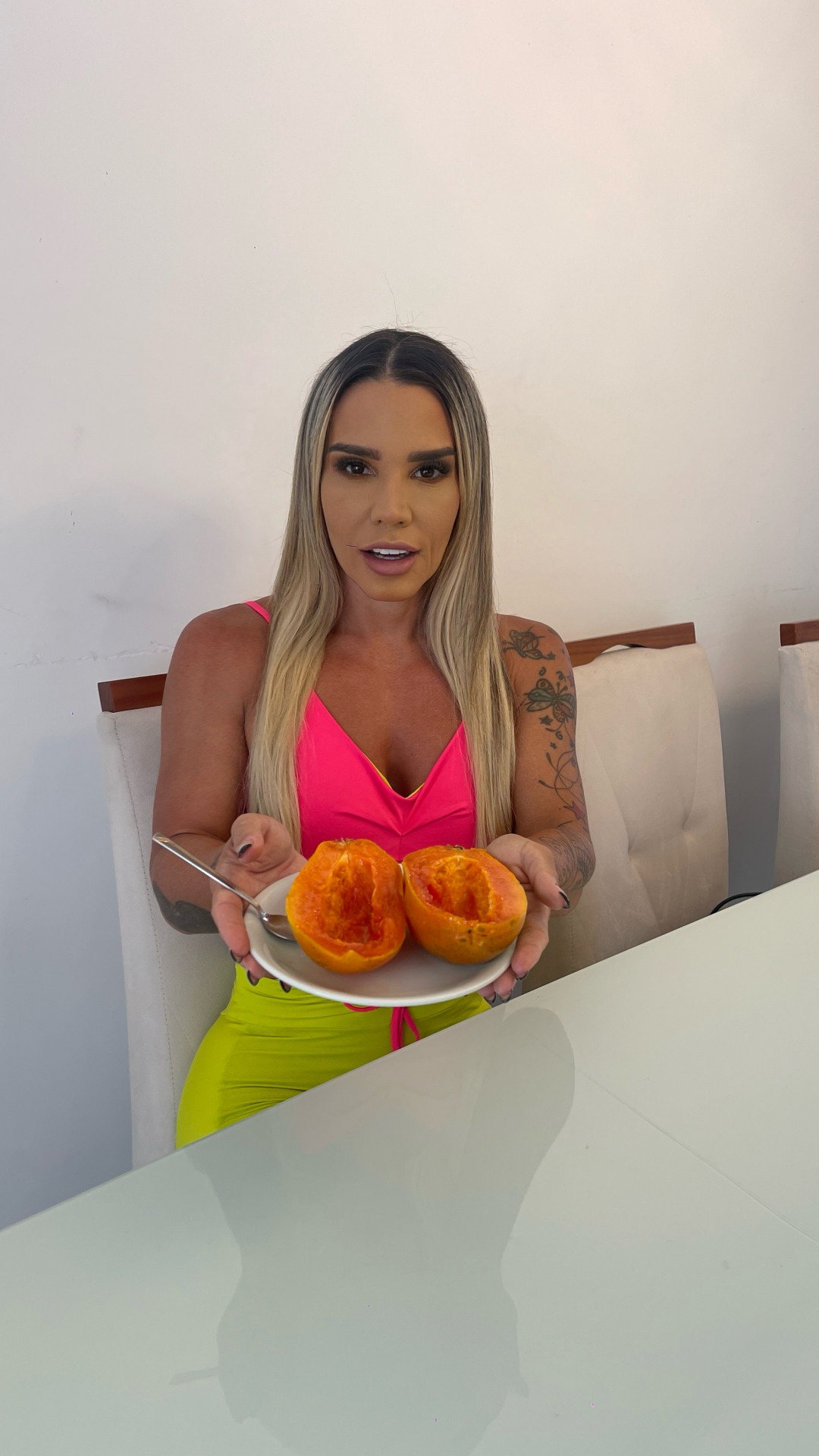 Taty Zatto gosta de comer mamão bem geladinho - Divulgação