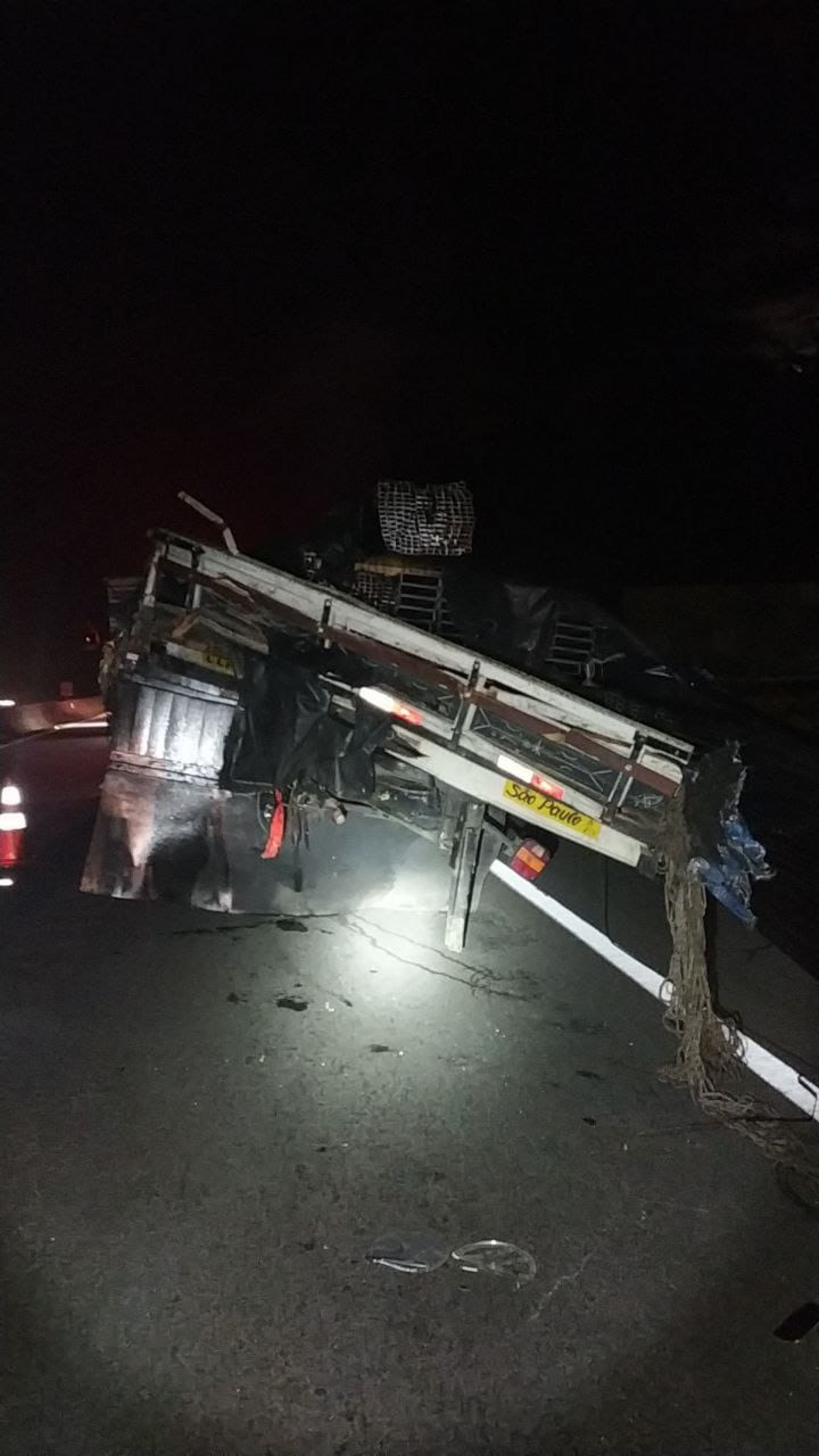 Engavetamento envolveu uma carreta e dois caminhões
