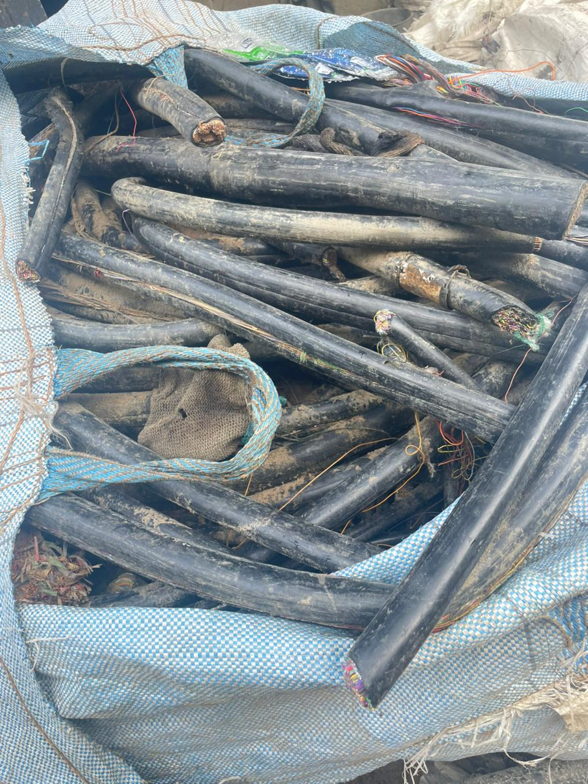 Cabos de telefonia apreendidos durante ação da Polícia Militar - Divulgação