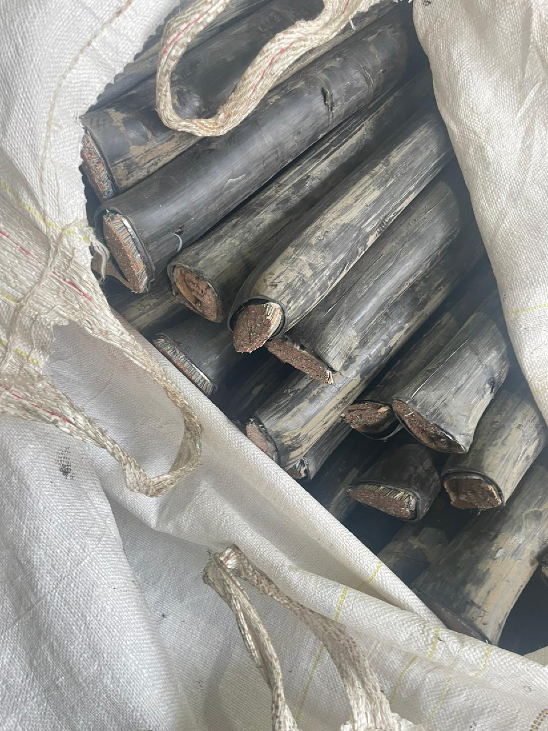 Cabos de telefonia apreendidos durante ação da Polícia Militar - Divulgação