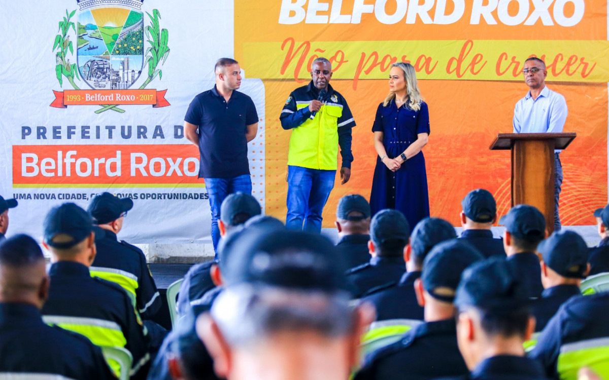 O secretário municipal de Transporte, Marcelo Machado (ao centro), elogiou a iniciativa e o trabalho dos agentes