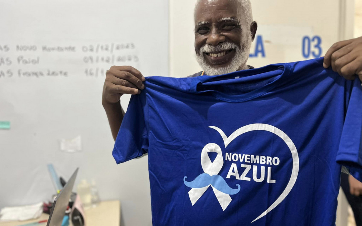 Um servidor com a camisa da Campanha do Novembro Azul