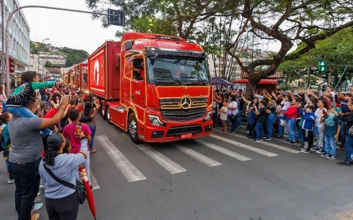 Caravana Iluminada da Coca Cola passa por Teres polis no dia 3 de