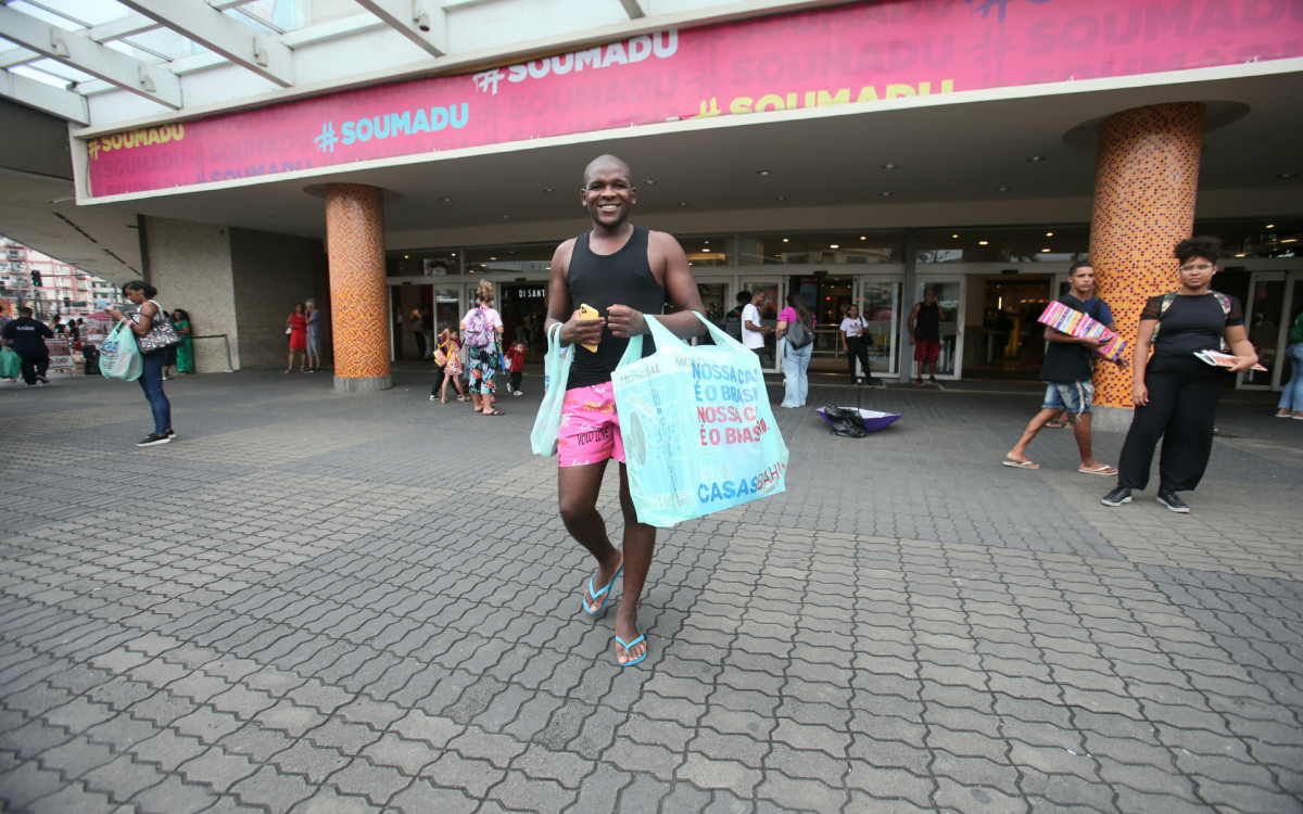 Caio C&eacute;sar, 31 anos, comprou um ventilador e um celular - Cl&eacute;ber Mendes/Ag&ecirc;ncia O Dia
