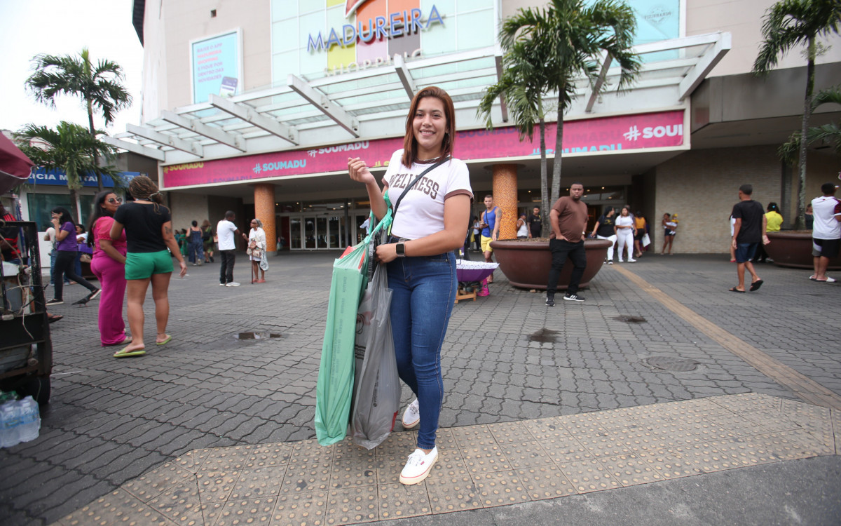Sara Valente, 30 anos, presenteou o filho - Cl&eacute;ber Mendes/Ag&ecirc;ncia O Dia