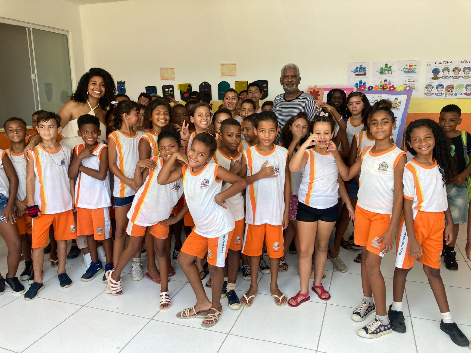 Secretária Enira Ranuzia, diretor Luciano Alves e alunos da Ayrton Senna participaram da exposição - Renan Marques/PMBR