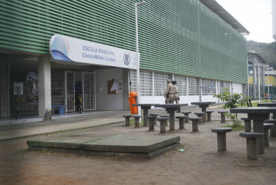 Após denúncia de falta de pagamento, funcionários de escola no Rocha começam a receber salário atrasado