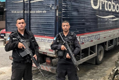 PM recupera carga roubada de colchões e prende três suspeitos em Belford Roxo