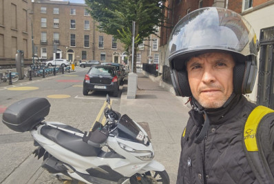 Brasileiro usa capacete para interromper ataque a faca contra escola, na Irlanda