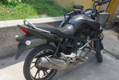 Homem é preso por adulterar placa de motocicleta em Arraial do Cabo