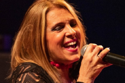 Clube Só Para Elas tem brinde à saúde dos homens em noite francesa