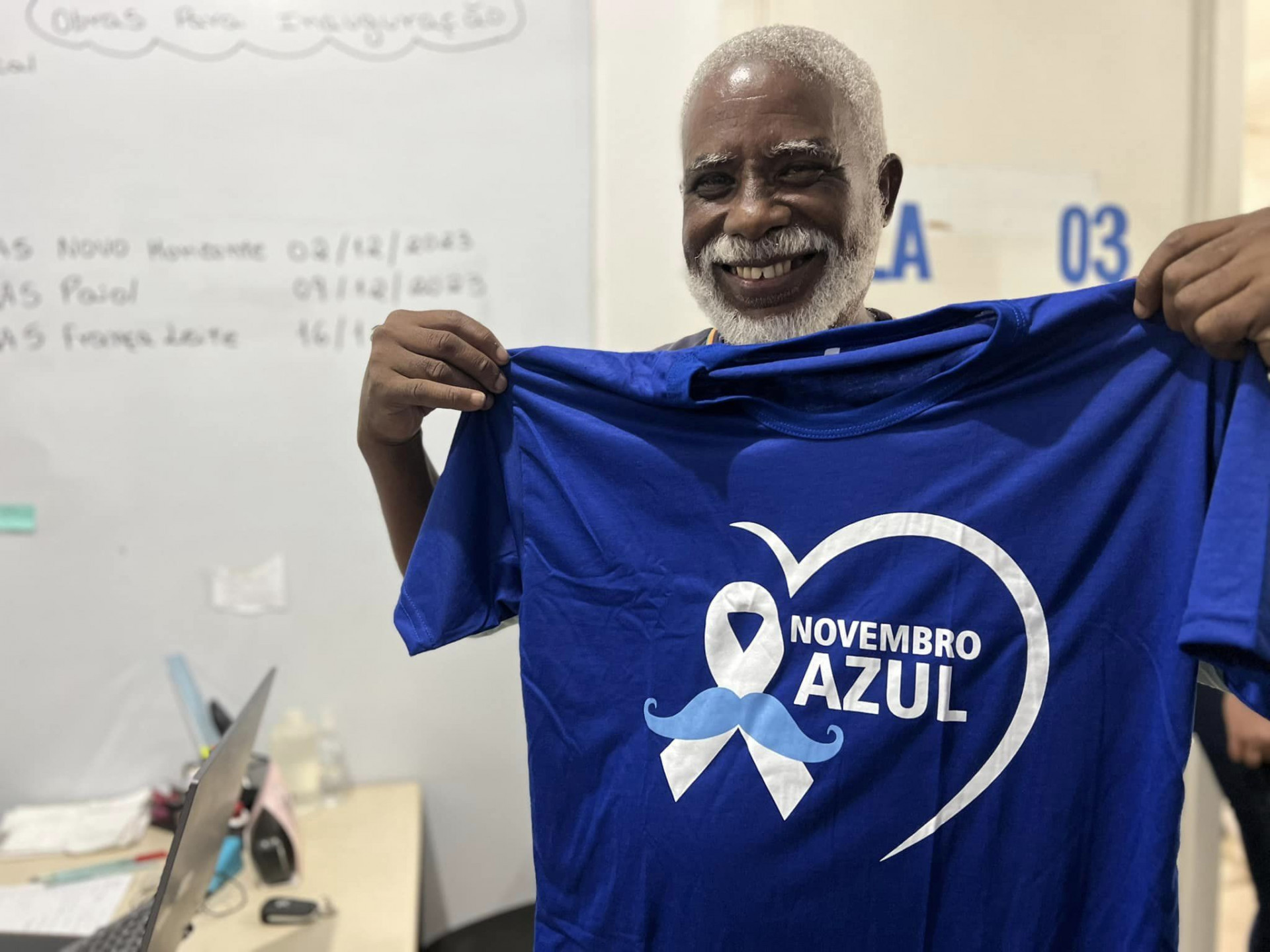 Um servidor com a camisa da Campanha do Novembro Azul - Divulgação / PMN