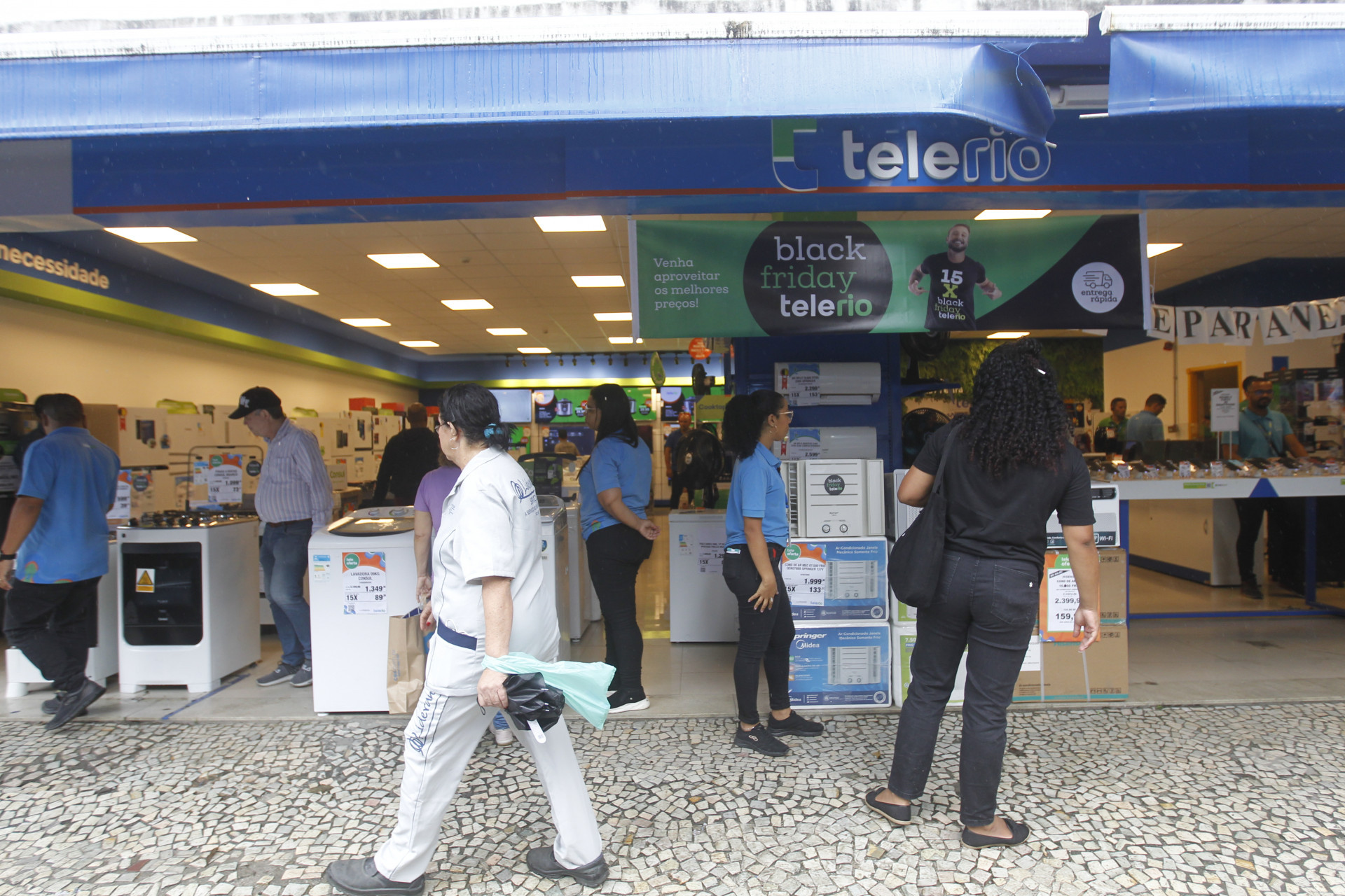 Black Friday na Tele Rio Uruguaiana, no centro do Rio de Janeiro. Nesta sexta-feira (24) - Reginaldo Pimenta / Agência O Dia