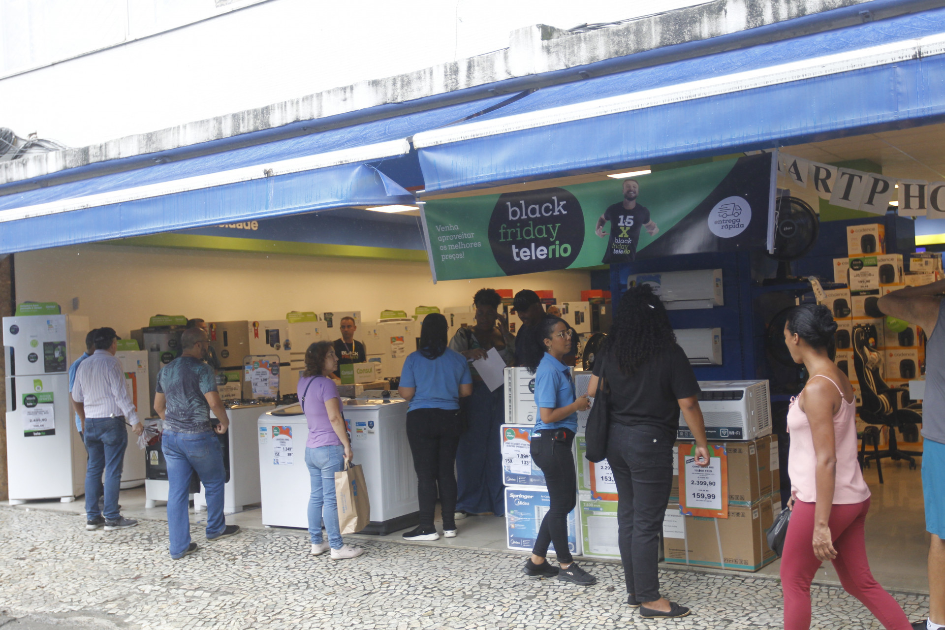 Black Friday na Tele Rio Uruguaiana, no centro do Rio de Janeiro. Nesta sexta-feira (24) - Reginaldo Pimenta / Agência O Dia
