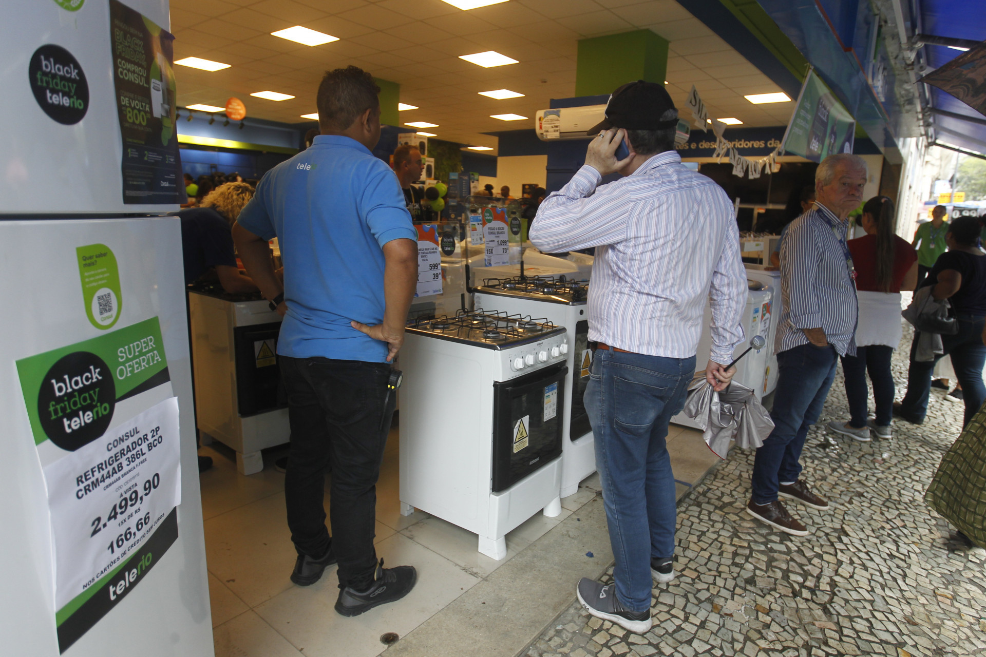 Black Friday na Tele Rio Uruguaiana, no centro do Rio de Janeiro. Nesta sexta-feira (24) - Reginaldo Pimenta / Agência O Dia