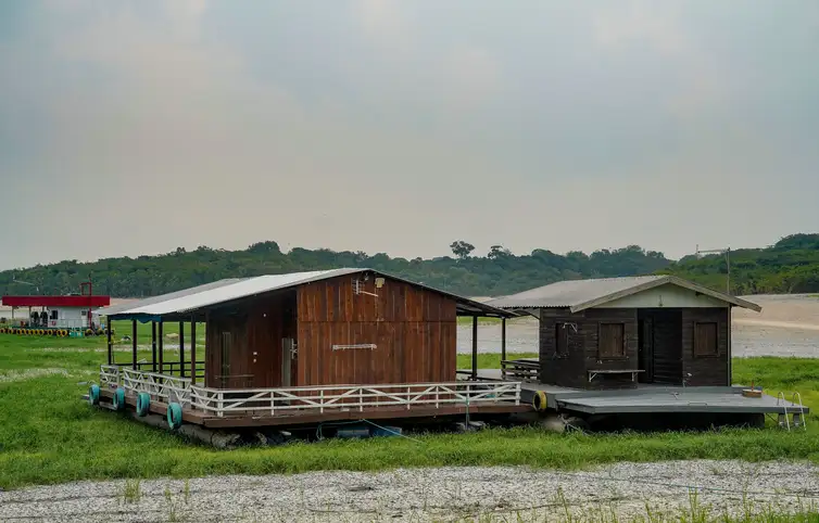 Gravuras de sítio arqueológico são vistas durante seca em Manaus