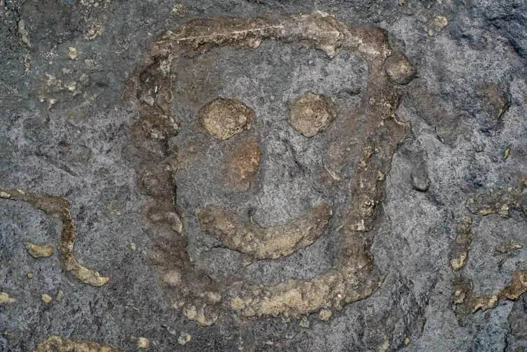 Gravuras de sítio arqueológico são vistas durante seca em Manaus