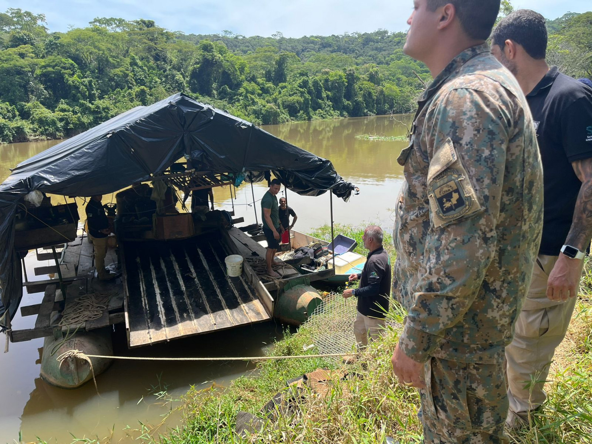 Balsa foi flagrada nas margens do Rio Muriaé - Divulgação