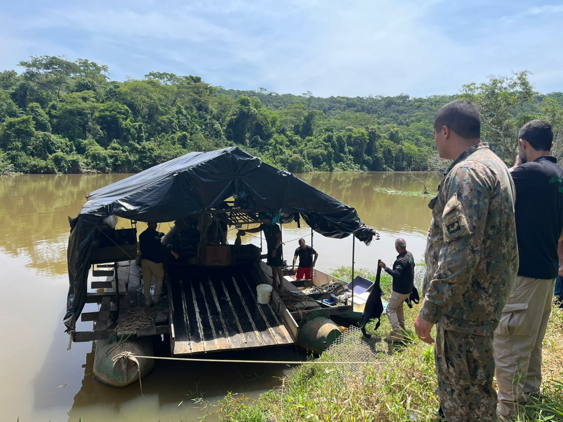 Balsa foi flagrada nas margens do Rio Muriaé - Divulgação
