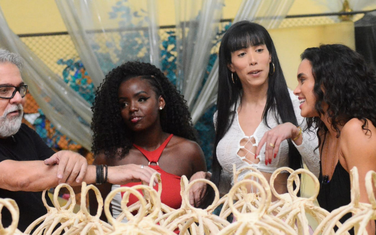 Mauro Quintaes mostra bastidores do trabalho no barracão para trio de musas