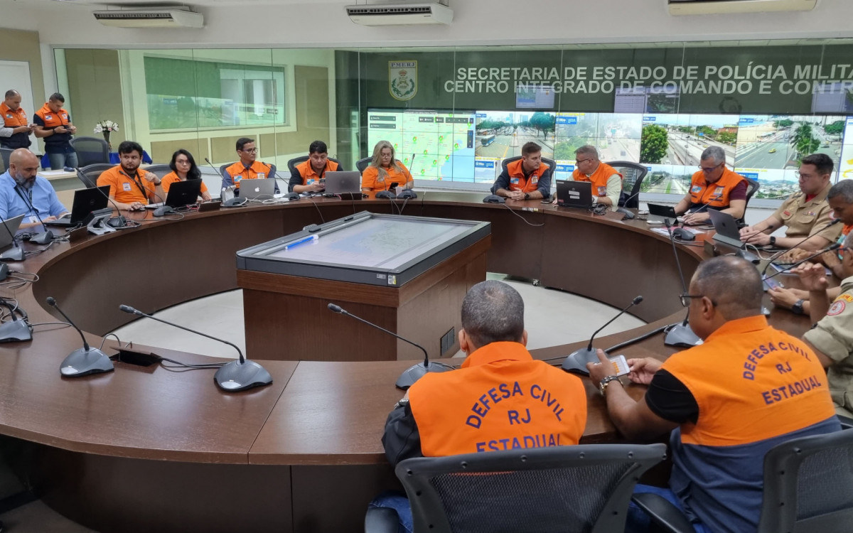 Militares coordenam do gabinete de crise o simulado de desocupação das áreas vulneráveis no estado 