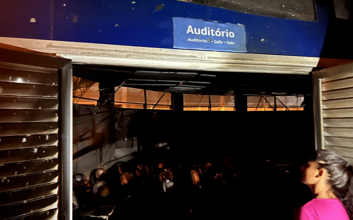 Incêndio começou no auditório da Clínica da Família Sérgio Vieira de Melo, no Catumbi
